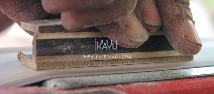 Material Limbah Kayu Jati Sono Keling untuk kerajinan produk casing korek Api Gas oleh Perusahaan Laser Kayu Jepara Indonesia