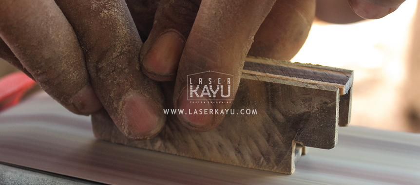 Pengamplasan Material Limbah Kayu Jati Sono Keling untuk kerajinan casing korek Api Gas oleh Perusahaan Laser Kayu Jepara Indonesia