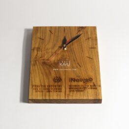 Jam kayu cocok untuk kado atau souvenir